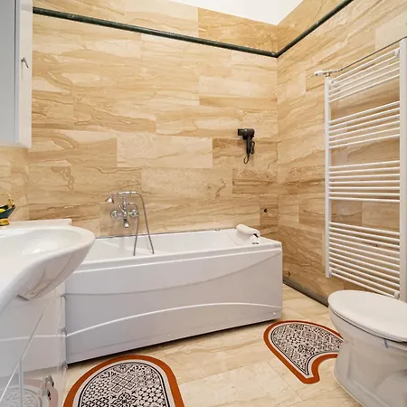 J - Chain Bridge - Danube View - Sleeps 6 Budapest