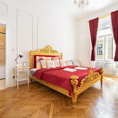 J - Chain Bridge - Danube View - Sleeps 6 *