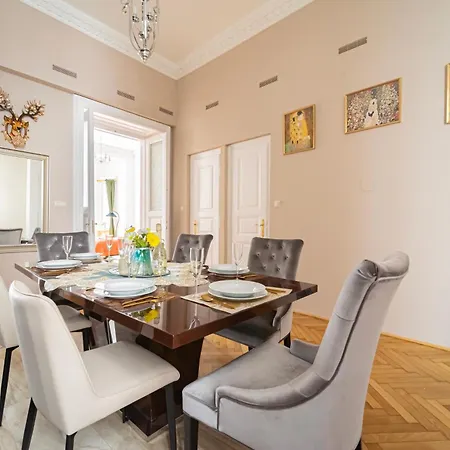 J - Chain Bridge - Danube View - Sleeps 6 *
