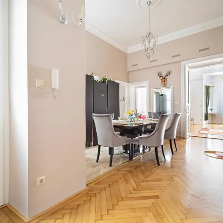 Lejlighed J - Chain Bridge - Danube View - Sleeps 6 Budapest