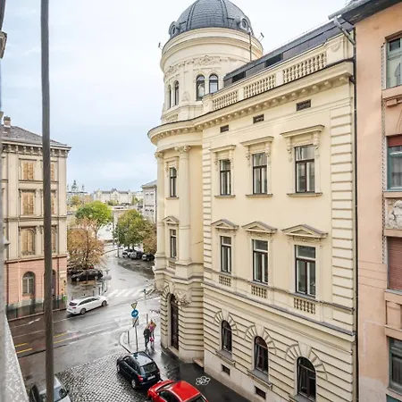 J - Chain Bridge - Danube View - Sleeps 6 Budapest