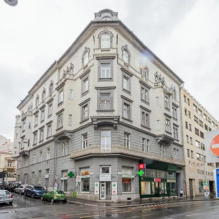 J - Chain Bridge - Danube View - Sleeps 6 Budapest