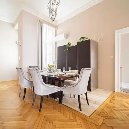 Lejlighed J - Chain Bridge - Danube View - Sleeps 6 Budapest