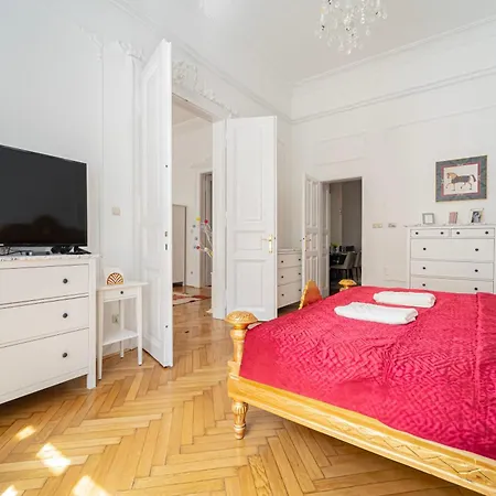 Apartment Unique At Chain Bridge With Danube View