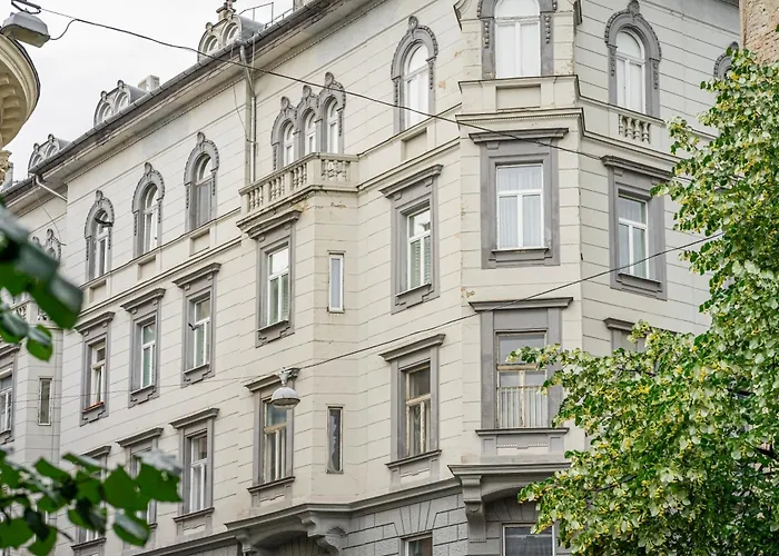 Apartmán J Home - Chain Bridge Apartment - Danube View - Sleeps 5 *
