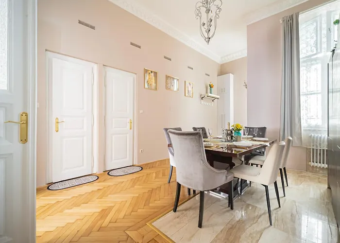J Home - Chain Bridge Apartment - Danube View - Sleeps 5 *