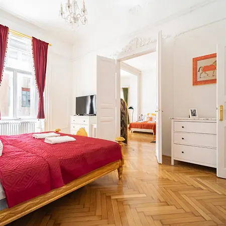 J - Chain Bridge - Danube View - Sleeps 6 *