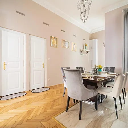 J - Chain Bridge - Danube View - Sleeps 6 *